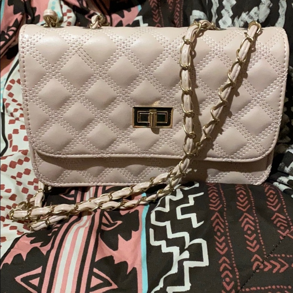 Adjustable strap purse